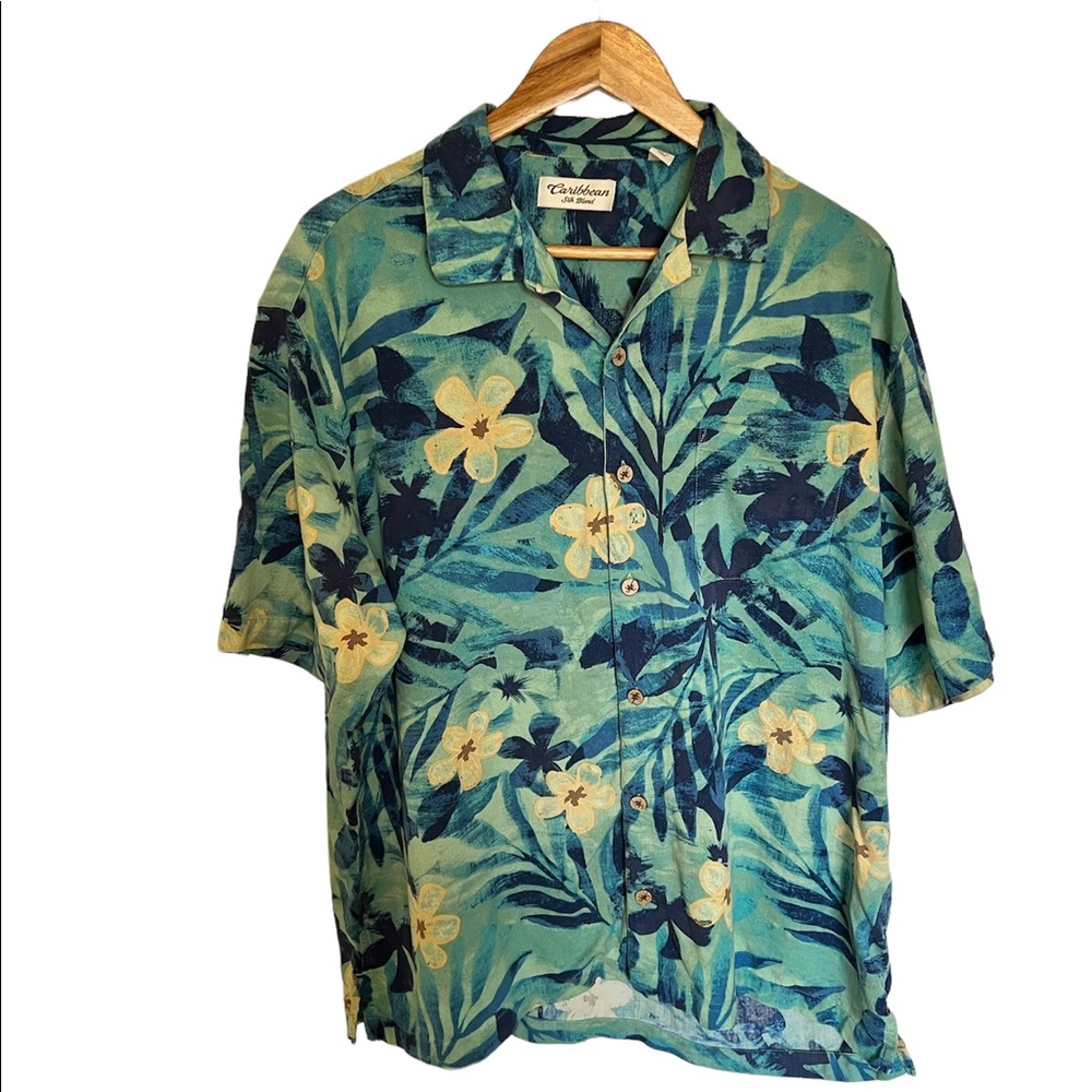 Men’s Casual Hawaiian Dress Shirt. Size XL.